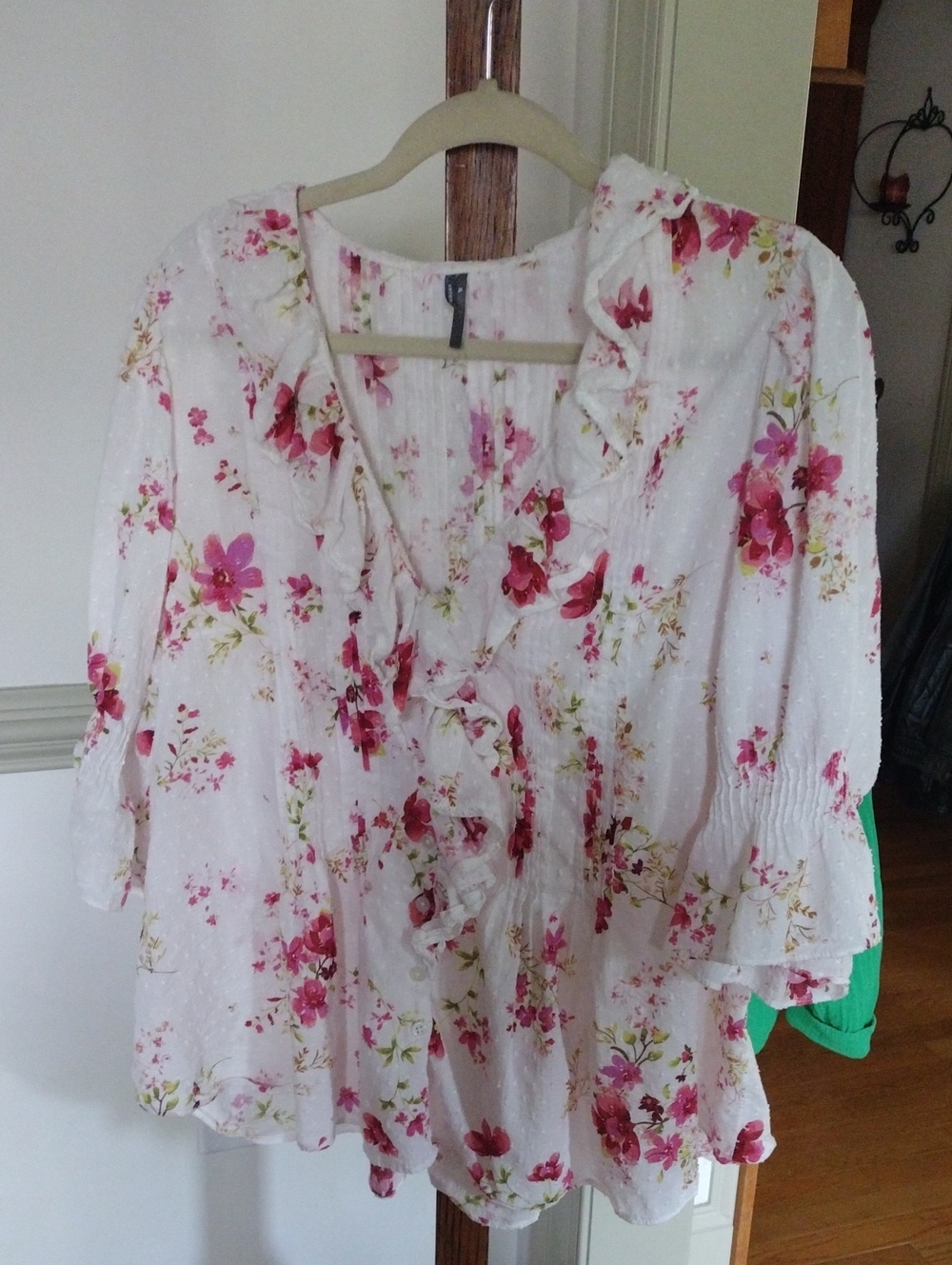 Anthropologie White Blouse with Pink Floral Ruffle V-Neck Size XL